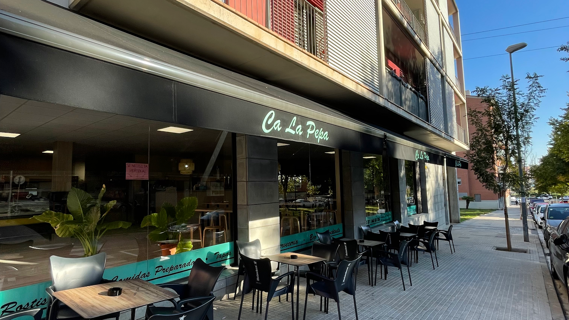 Interior acogedor de Ca La Pepa Rubí, bar de tapas en Rubí, Barcelona